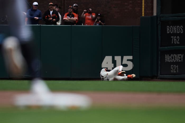 Giants 'Jung Hoo Lee maakt vangst van handschoen, dij en kalf voordat hij honkbal tussen de knieën vastzet
