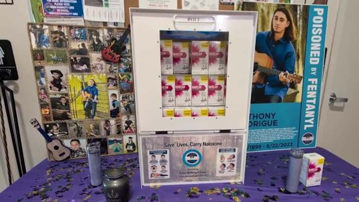 Gratis Narcan Dispenser in San Antonio geïnstalleerd door moeders die kinderen verloren aan fentanylvergiftiging