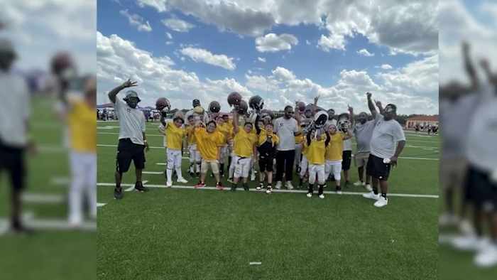 Gratis jeugdvoetbal, cheerprogramma is bedoeld om kinderen weg te sturen van geweld aan de binnenkant van de westkant