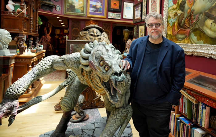 Guillermo del Toro verloor bijna zijn filmmemorabilia in een natuurbrand. Nu laat hij er iets van gaan