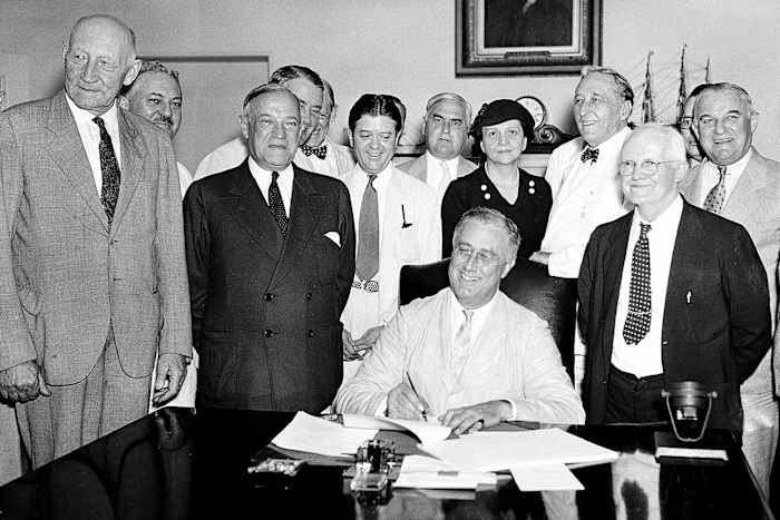 Het 90 -jarig jubileum van de sociale zekerheid wordt gekenmerkt door de financiering van bedreigingen en privatiseringsgesprekken