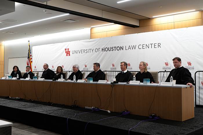 Het Hooggerechtshof van Texas zal wekenlang niet regeren over GOP -verzoeken om Democraten te verdrijven die de staat hebben verlaten