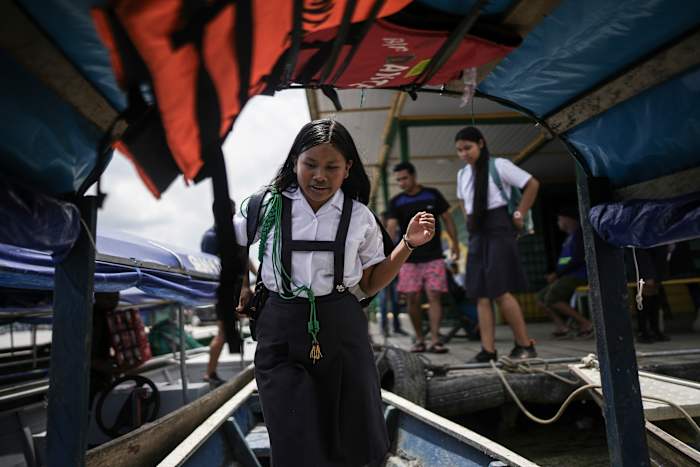 Het dagelijkse leven op een afgelegen Amazon -eiland gaat door ondanks het diplomatieke geschil