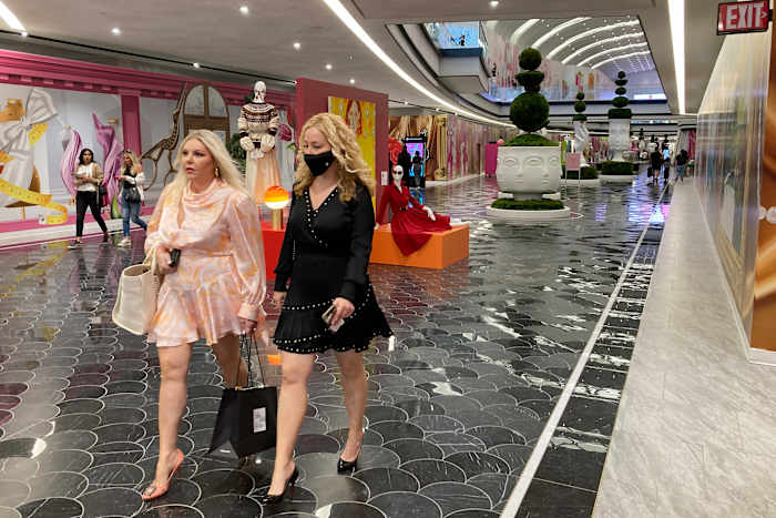 Het enorme Amerikaanse droomcentrum van New Jersey klaagde voor het verkopen van kleding op een zondag