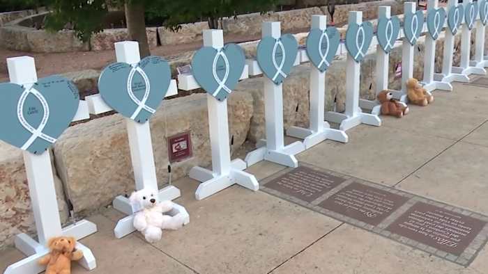 'Het is behoorlijk ontnuchterend': tientallen verzamelen in Kerrville om te bidden over slachtoffers van Hill Country Floods