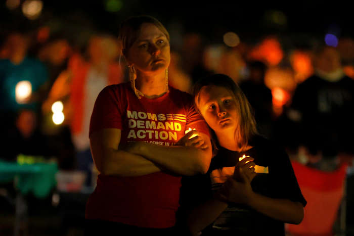 Honderden eer 2 kinderen gedood en 17 mensen gewond bij het fotograferen op een katholieke school in Minneapolis