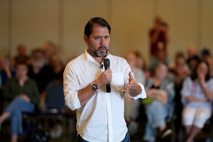 Honderden juichen Arizona senator Ruben Gallego terwijl Democraten aanstootgevend nemen tegen de belastingaanslag van Trump