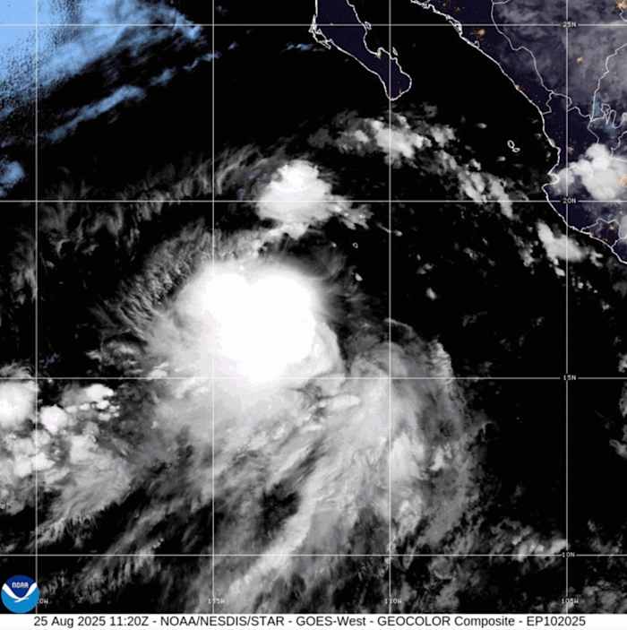 Hurricane Erin verlaat ruwe zeeën met 2 zwemmers dood en een zoekopdracht naar een ontbrekende schipper