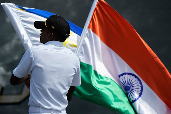 India en de Filippijnen Stage Joint Sail and Naval Boor in de betwiste Zuid -Chinese Zee