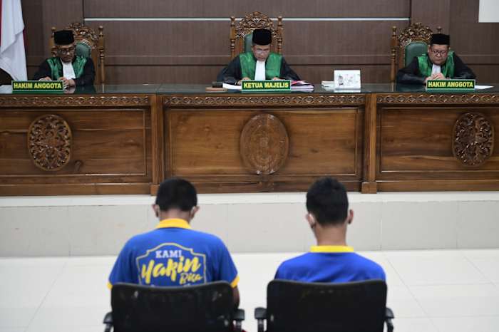 Islamitische hof in Indonesië Straffen 2 mannen om openbaar te steunen over seksuele daden: kussen en knuffelen