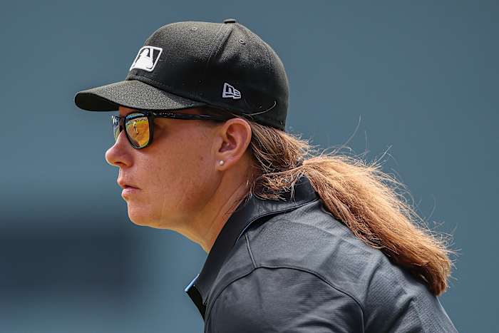 Jen Pawol breekt de genderbarrière van MLB als de eerste vrouwelijke scheidsrechter die een spel voor regulier seizoen bewerkt