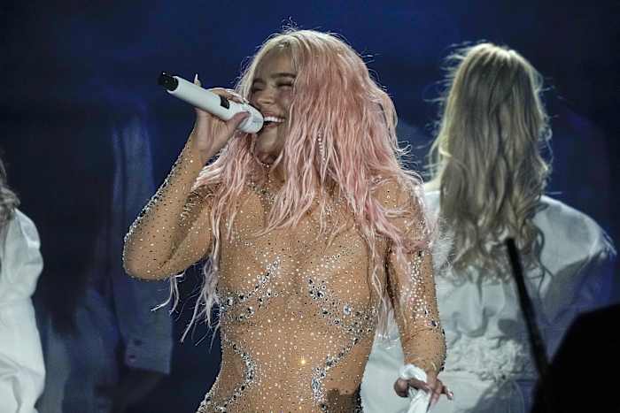 Karol G naar Headline Halftime Show tijdens YouTube's eerste exclusieve NFL -uitzending, live vanuit Brazilië