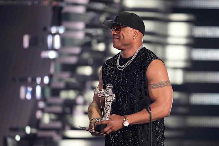 LL Cool J neemt de microfoon voor de 2025 MTV VMA's, waar Lady Gaga nominaties regeert
