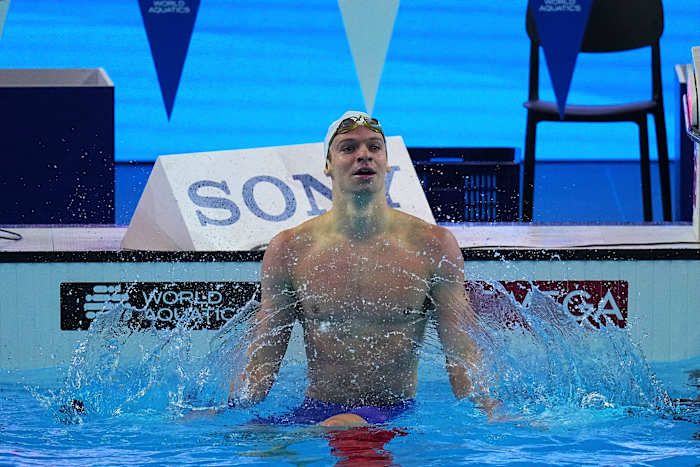 Léon Marchand breekt wereldrecord in 200 individuele medley in 1 minuut, 52,69 seconden