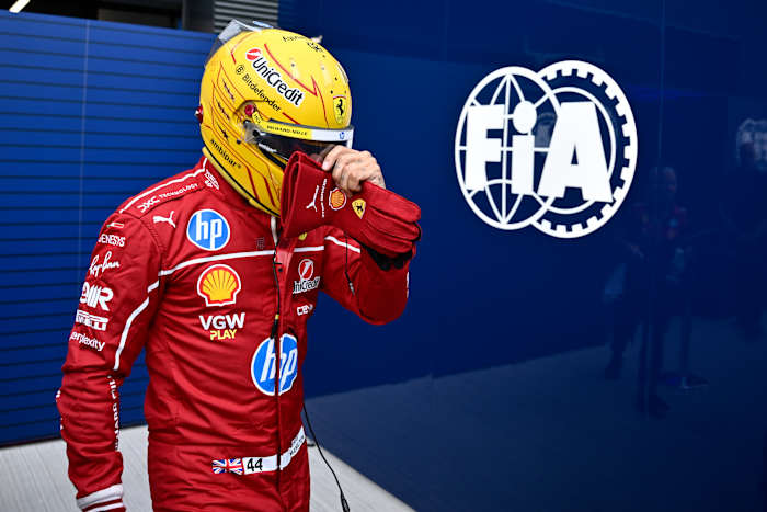 Lewis Hamilton zegt dat hij 'nutteloos' is en suggereert een chauffeurverandering bij Ferrari nadat teamgenoot paal neemt