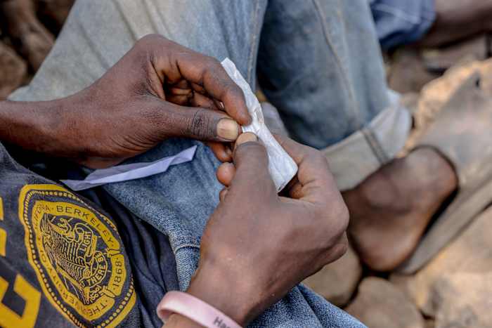 Liberiaanse vrouwen leiden de aanklacht tegen de drugscrisis van het land