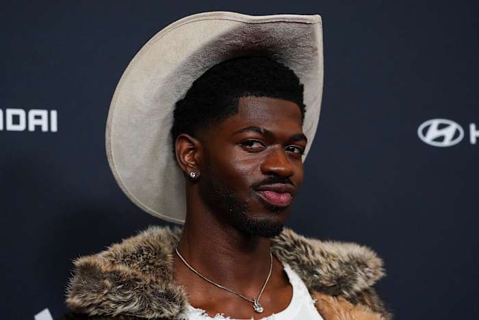 Lil Nas X gevangen gezet op verdenking van het opladen van de politie op La Street waar hij bijna naakt liep