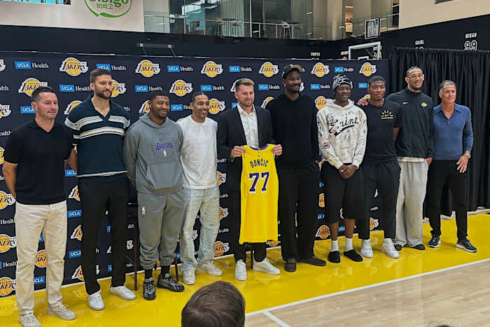 Luka Doncic stemt in met een contractverlenging tot en met 2028 met de Lakers, die zich aan zijn nieuwe team begaan