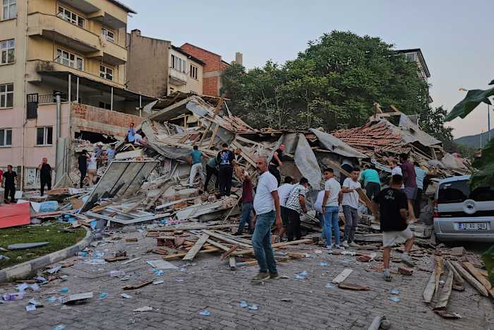 Magnitude 6.1 Aardbeving slaat Turkije toe, waardoor ongeveer een dozijn gebouwen instorten