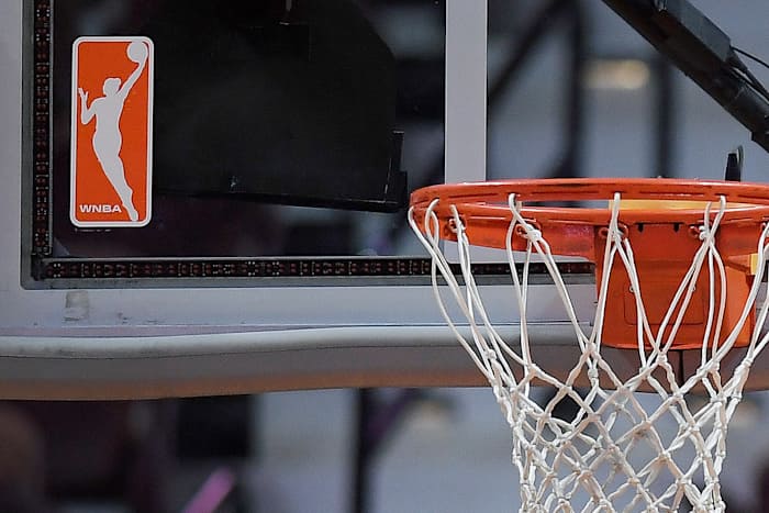Man gearresteerd voor het gooien van seksspeelgoed in het publiek op WNBA -spel in Phoenix, zegt de politie