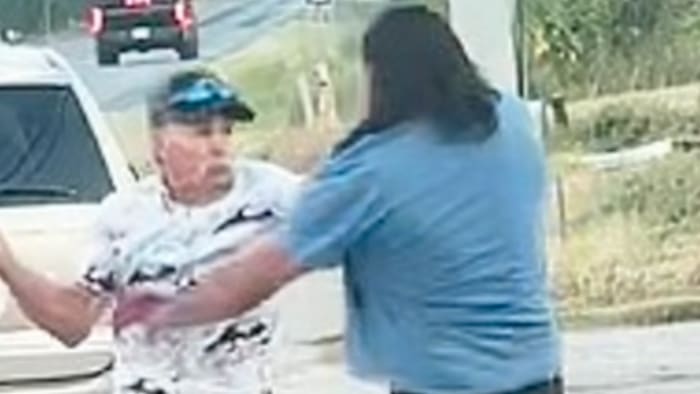 Man gearresteerd voor vermeende machete -aanval buiten West Side Food Mart