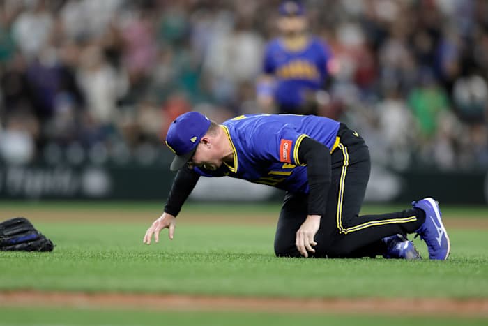 Mariners -reliever Trent Thornton liep uit het veld na een blessure die in de 9e inning uit Mound kwam