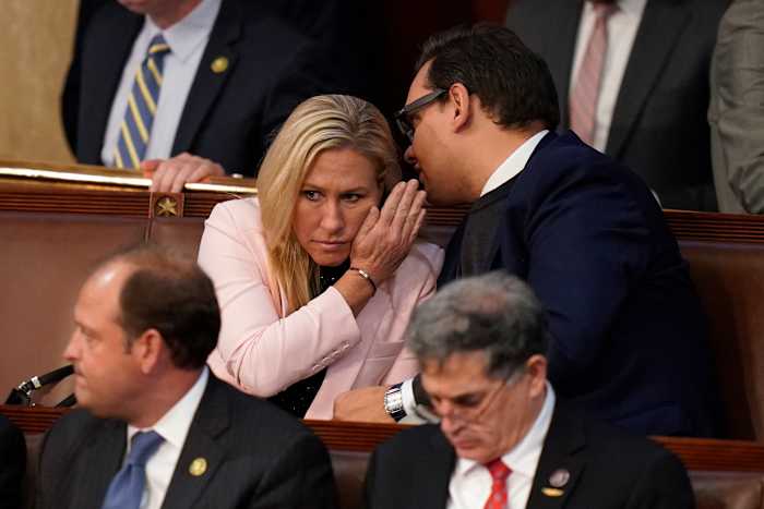 Marjorie Taylor Greene roept op om de 7-jarige straf van George Santos te pendelen