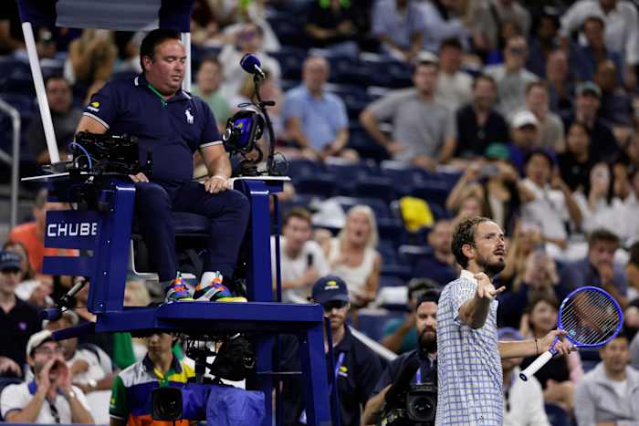 Medvedev beschimpt booing crowd, scheurt stoel ump tijdens wilde US Open Meltdown
