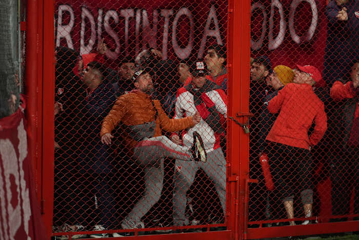 Meer dan 100 Chileense fans gearresteerd na geweld in de tribunes tijdens voetbalwedstrijd in Argentinië