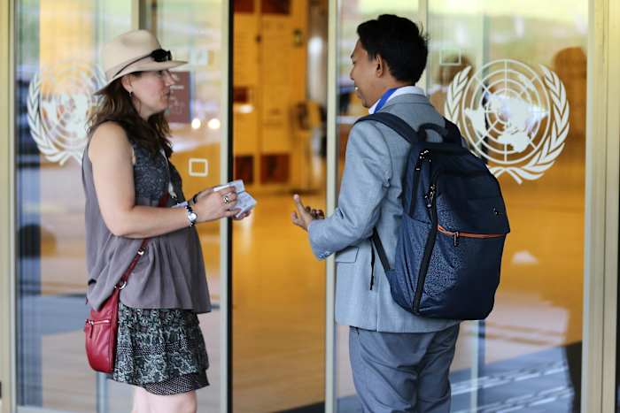 Mensen delen zeep uit en klimmen gebouwen om aan te dringen op een plastic vervuilingsverdrag