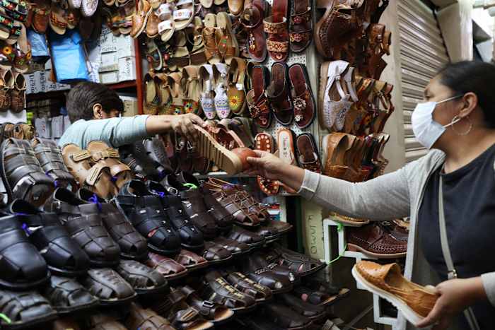 Mexicaanse autoriteiten beschuldigen adidas van culturele toe -eigening in hun sandaalontwerp