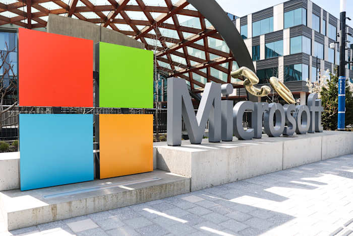 Microsoft werknemersprotesten leiden tot 18 arrestaties terwijl het bedrijf zijn werk beoordeelt met het Israëlische leger