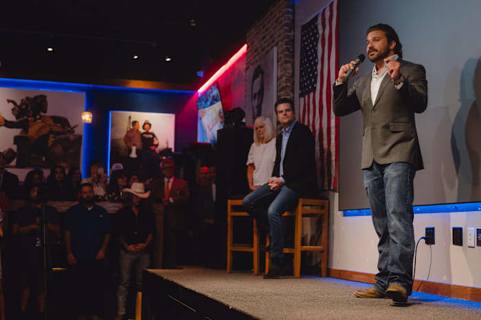 Minneapolis Gunman lijkt "Brandon Herrera voor president" te promoten in video die is gepost voordat ze fotograferen