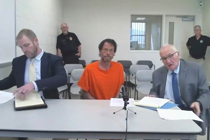 Montana -man die de autoriteiten een week heeft ontweken nadat de schietpartij in de bar wordt geconfronteerd met vier tellingen van moord