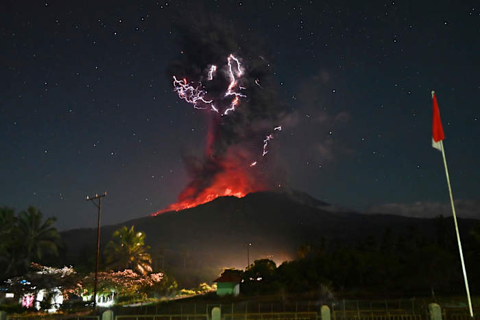 Mount Lewotobi Laki Laki in Indonesië barst opnieuw uit en spuwt gigantische Ash Plumes Miles Away Away Away