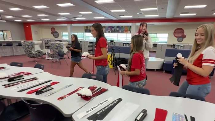 Muzikale mobiele moeders staan ​​dit thuiskomst in het centrum van