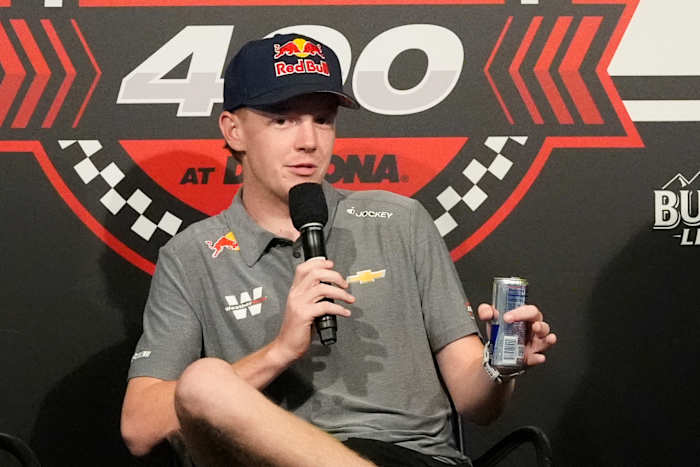 NASCAR XFINITY -serie punten Leader Connor Zilisch landt een bekerrit met trackhouse racing