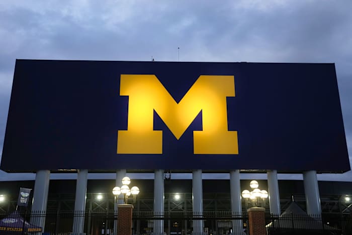 NCAA boetes Michigan Miljoenen, voegt game-opschorting toe voor Moore over bord-stelen schandaal