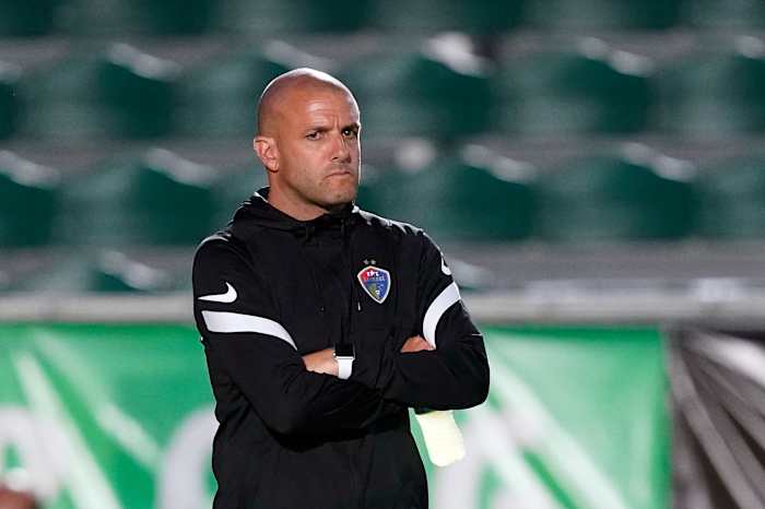 NWSL's moed ontslaat abrupt coach voor een 'veelheid van factoren', maar biedt geen bijzonderheden