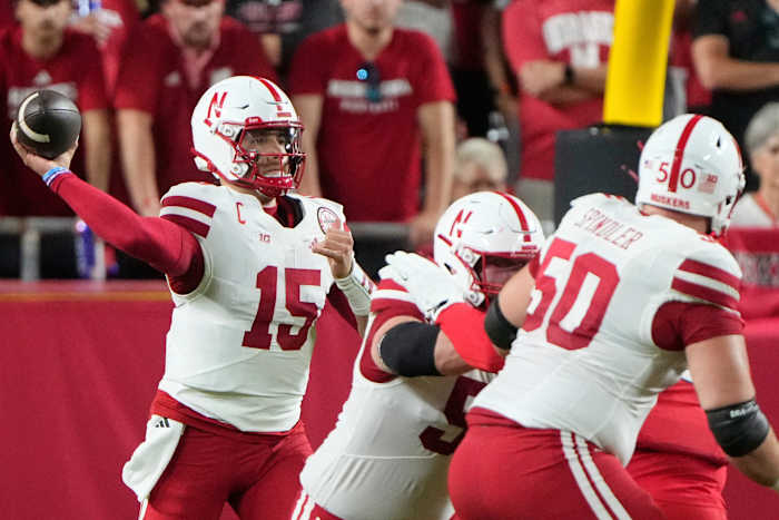 Nebraska houdt Cincinnati af met late onderschepping voor 20-17 overwinning in Arrowhead Stadium