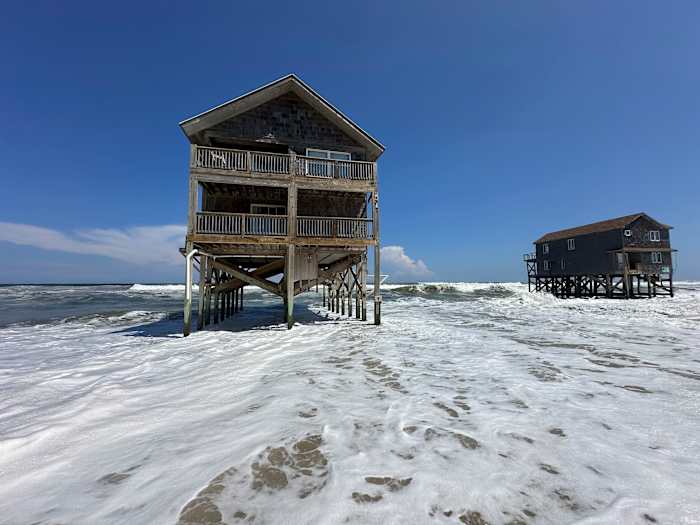 Nog 2 huizen aan het strand in de buurt van ineenstorting als de golven van orkaan Erin pond North Carolina's Outer Banks