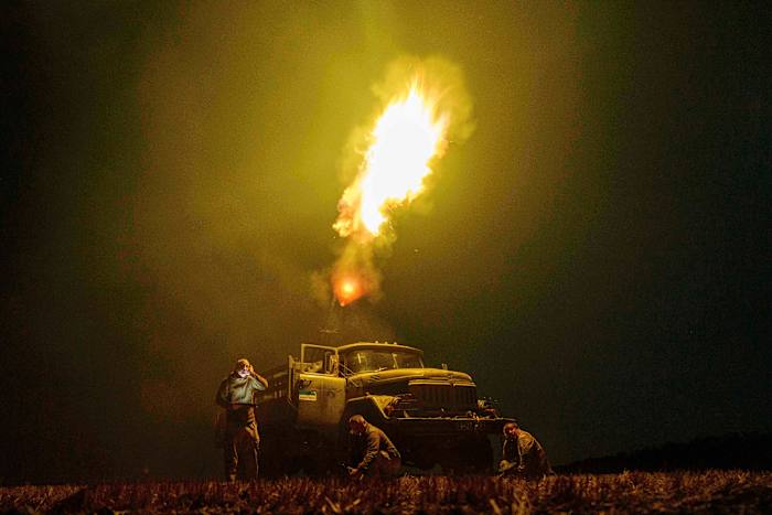 Oekraïense drone-staking doodt 1 in terwijl vechten woedt voor een geplande Trump-Putin-top