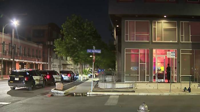 Onderzoekers grijpen meerdere wapens uit het centrum van het appartement waar de vrouw dood werd neergeschoten