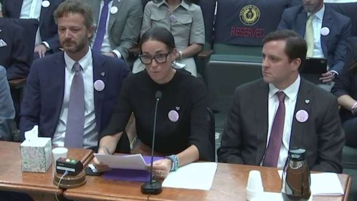 'Onze dochter is van ons gestolen': ouders van slachtoffers van kampystieke overstromingen getuigen in het staatskapitool