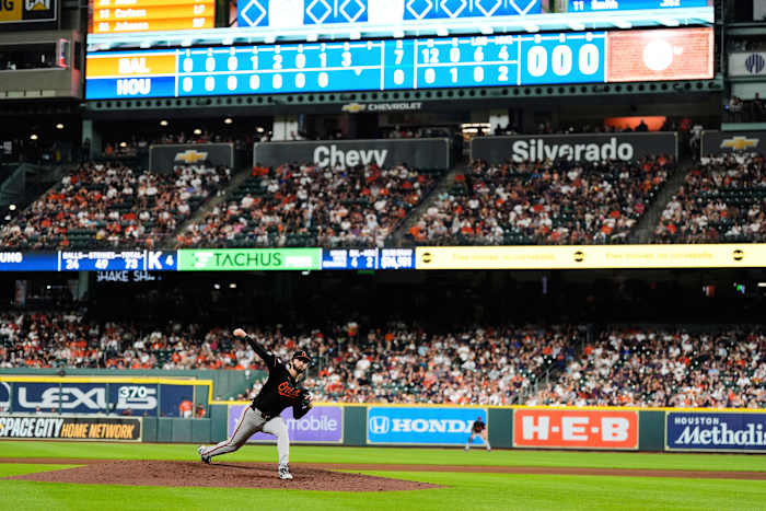 Orioles rechtshandige Young verliest een bod op een perfecte game in 8e inning in 7-0 overwinning op de Astros