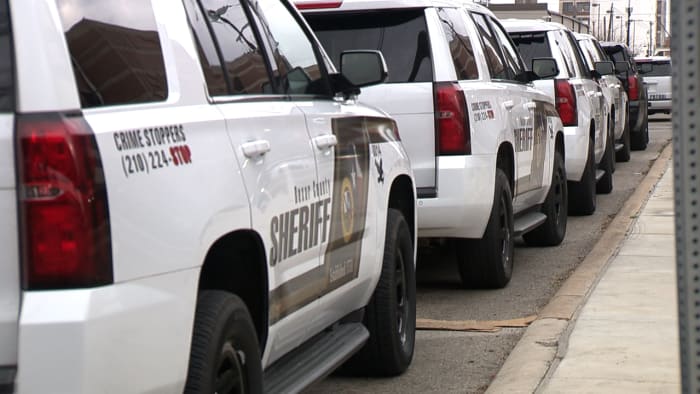 Ouders in hechtenis na de 2-jarige vonden alleen zwervende in Zuid-Bexar County, zegt het kantoor van de sheriff, zegt