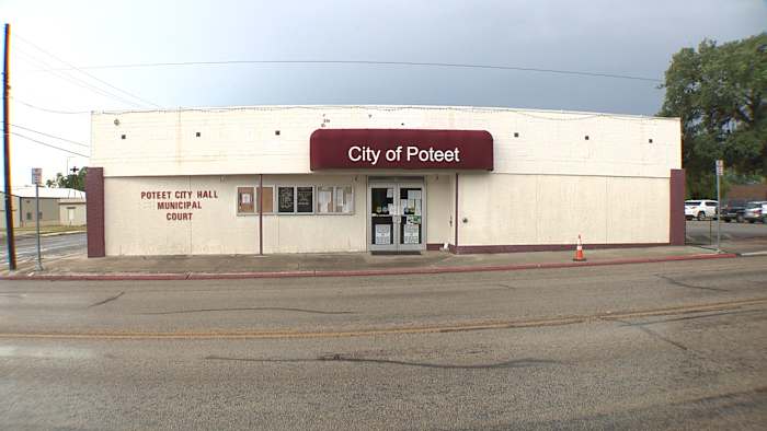 POTEET Gemeenteraad stemmen om politiechef te beëindigen, hooggeplaatste personeel na beoordeling