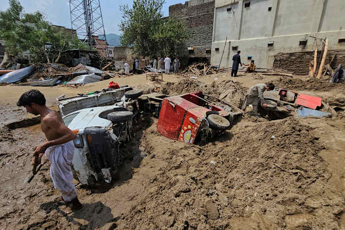 Pakistan breidt reddings- en hulpinspanningen uit na overstromingen doden meer dan 200 in één district