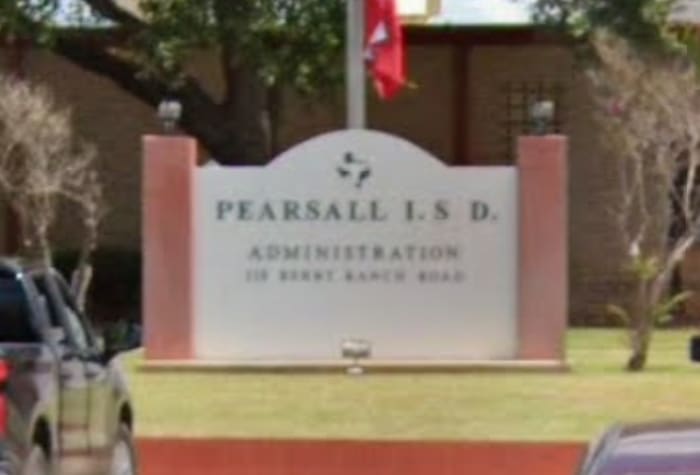 Pearsall ISD werknemer ontslagen, onderzocht wegens vermeende ongepaste communicatie met student