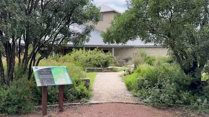Planten bloeien in het Riverside Nature Center in Kerrville na overstromingen van Hill Country
